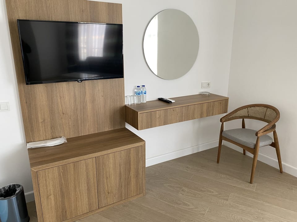 Deluxe Room, 1 Double or 2 Twin Beds, Balcony, Sea View | Minibar, in-room safe, soundproofing, free WiFi
