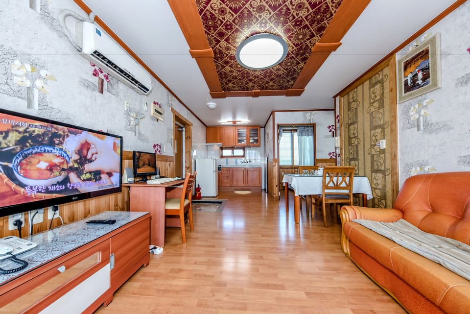 Family Room | Private kitchen | Full-size fridge, stovetop, cookware/dishes/utensils