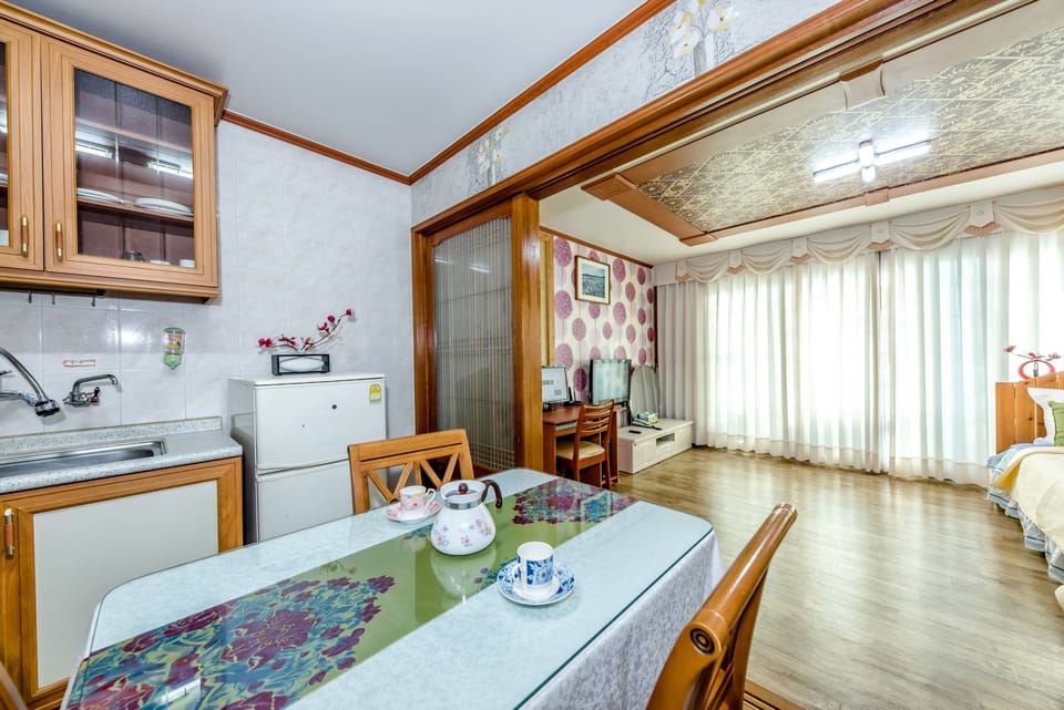 Standard Room | In-room dining