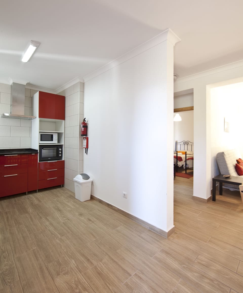 House (Fogo) | Private kitchenette | Full-size fridge, microwave, oven, stovetop
