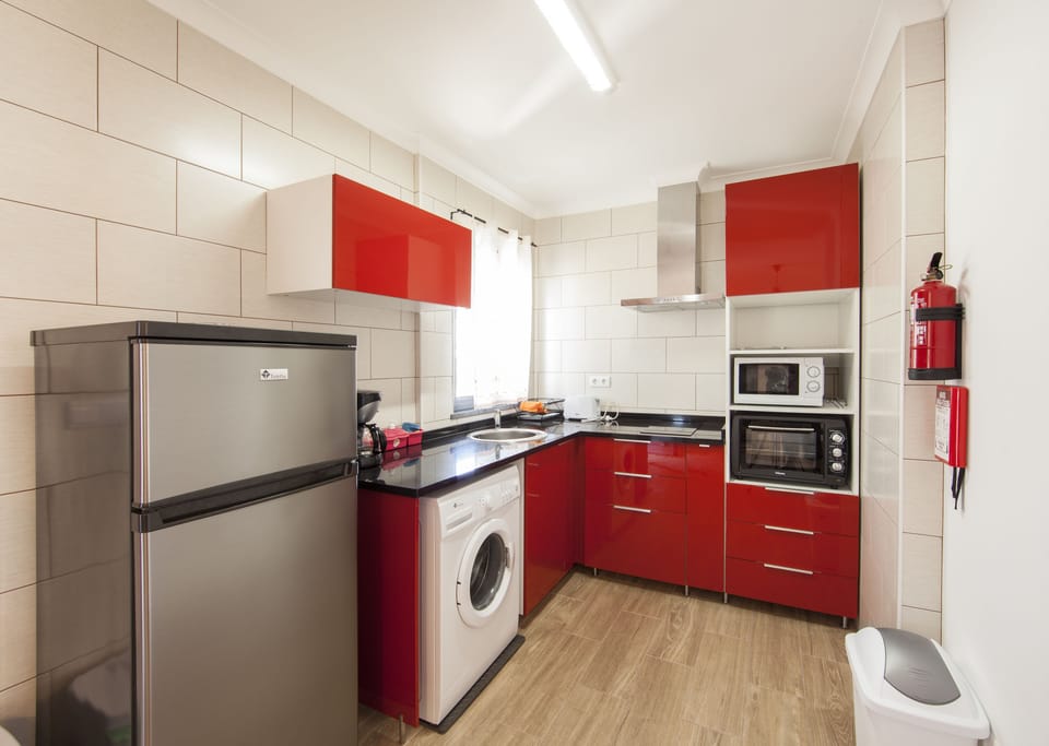 House (Fogo) | Private kitchen | Full-size fridge, microwave, oven, stovetop