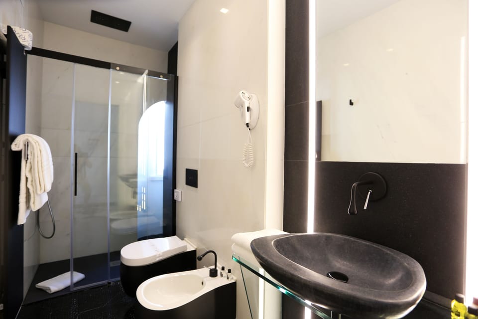 Superior Double Room, Pool View | Bathroom | Free toiletries, hair dryer, slippers, bidet