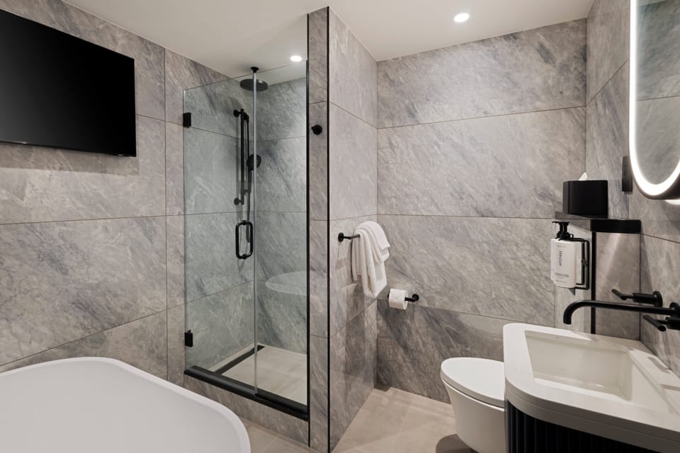 Suite, 1 Bedroom (Times Square View) | Bathroom | Eco-friendly toiletries, slippers, towels
