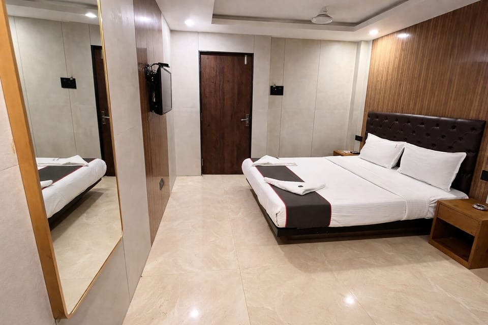 Classic Double Room | Bathroom | Shower, bidet, towels, soap