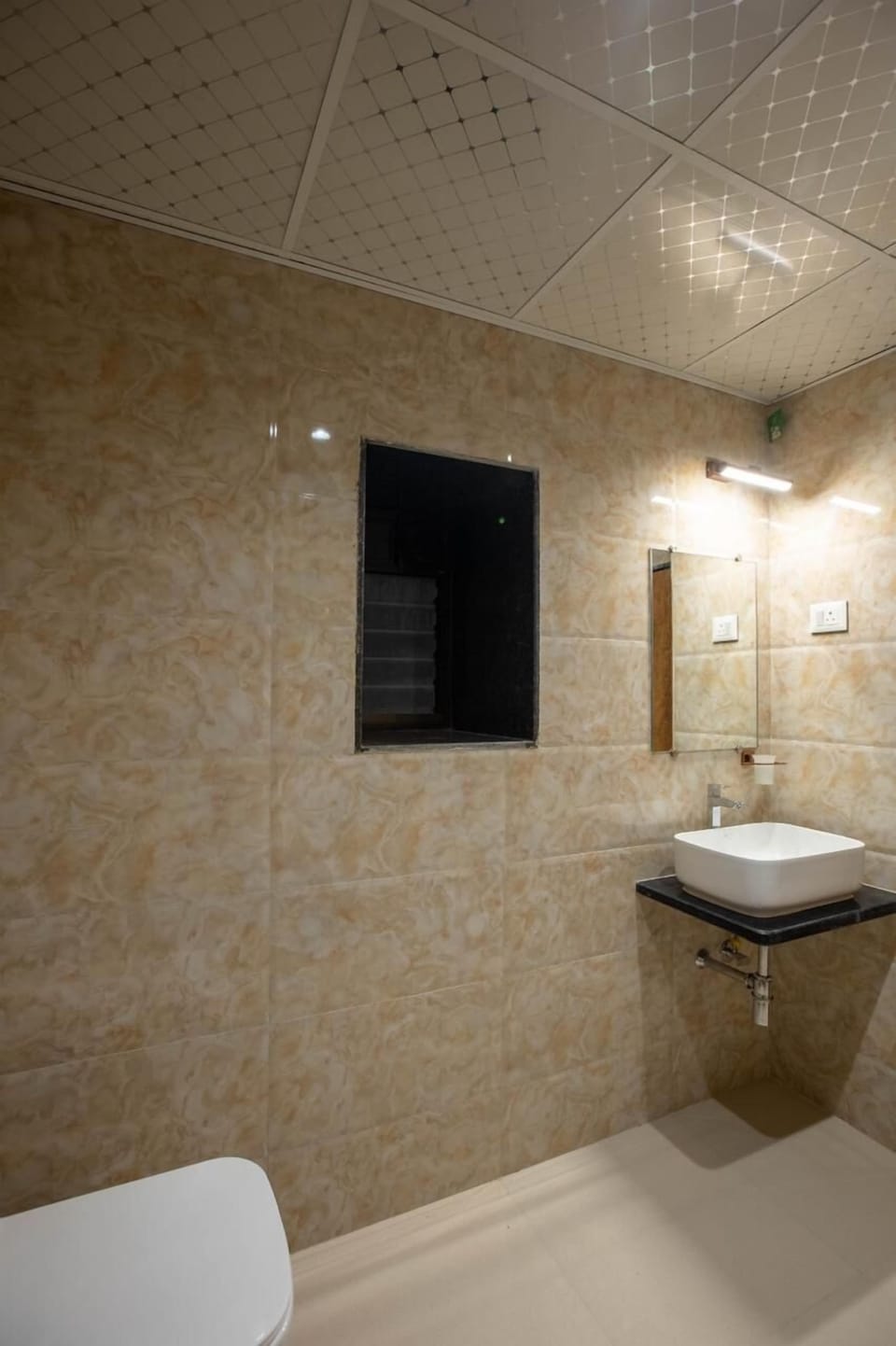 Deluxe Room, City View | Bathroom | Shower, free toiletries, towels, soap