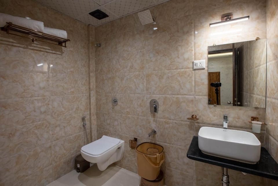 Deluxe Room, City View | Bathroom | Shower, free toiletries, towels, soap