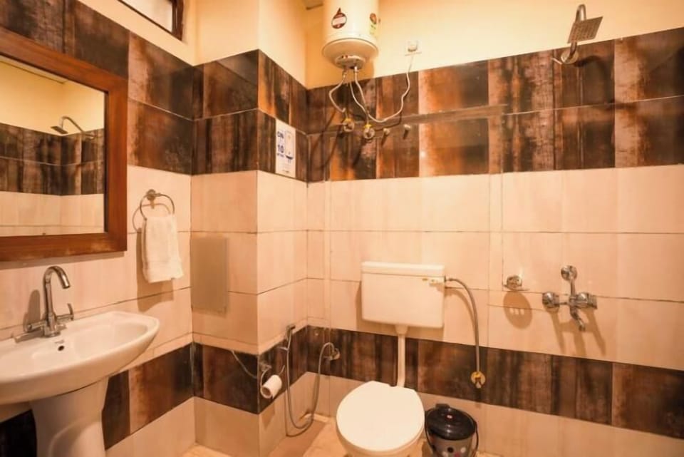 Deluxe Private Room with Balcony and Ensuite Bathroom | Bathroom | Toilet paper