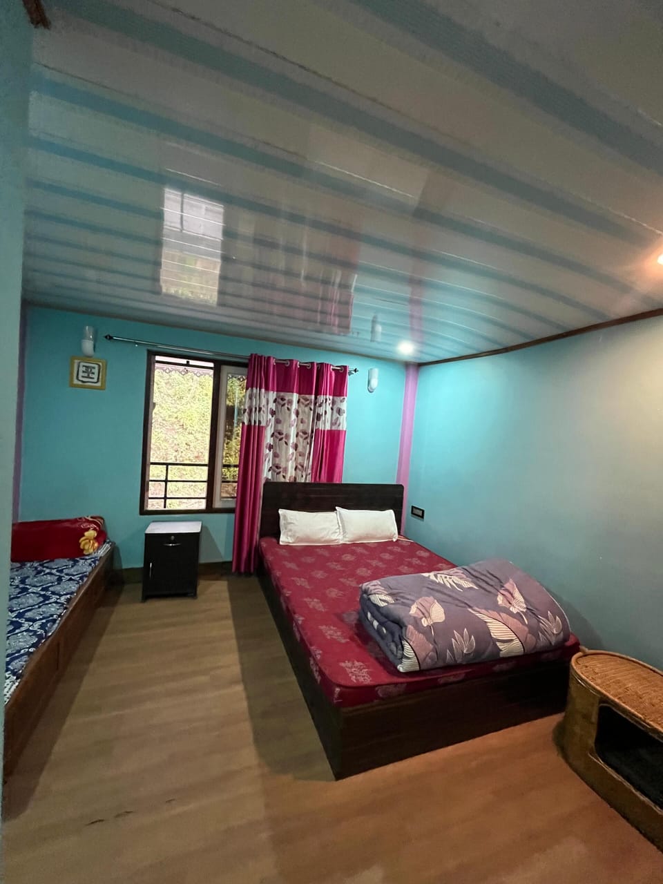 Classic Triple Room | Desk, laptop workspace, free WiFi