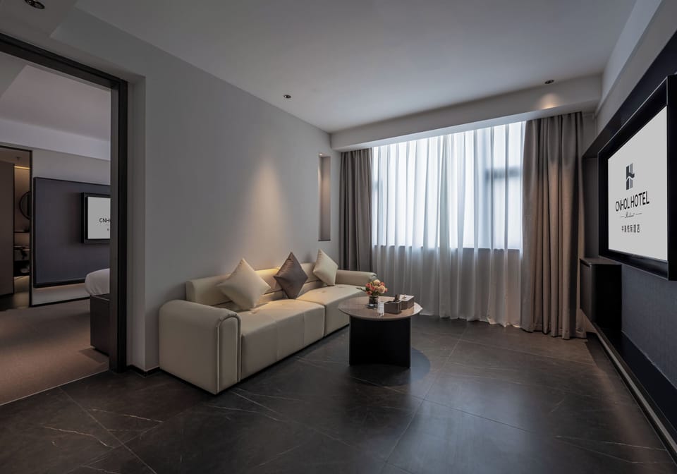 Deluxe Suite | Desk, iron/ironing board (on request), WiFi (free)