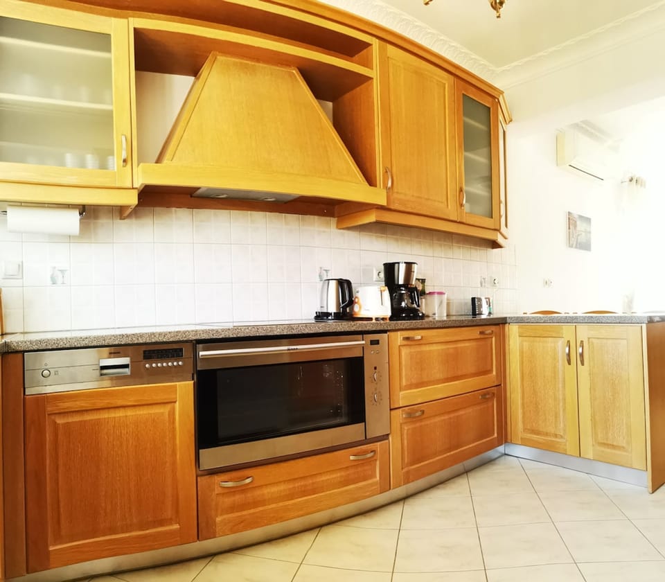 House, Smoking | 3 bedrooms, desk, soundproofing