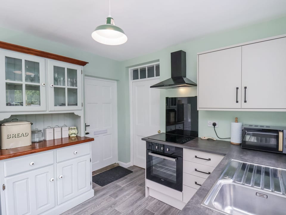 Cottage | Private kitchen | Fridge, microwave, cookware/dishes/utensils