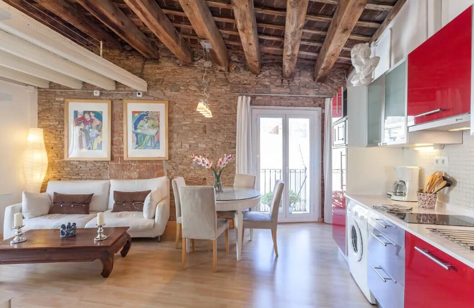 Apartment (0 Bedroom) | Living area | 35-inch TV with cable channels