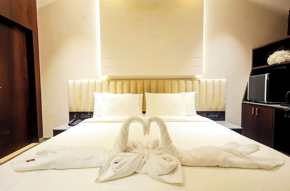 Premium Double Room, City View | In-room safe, desk, soundproofing, bed sheets