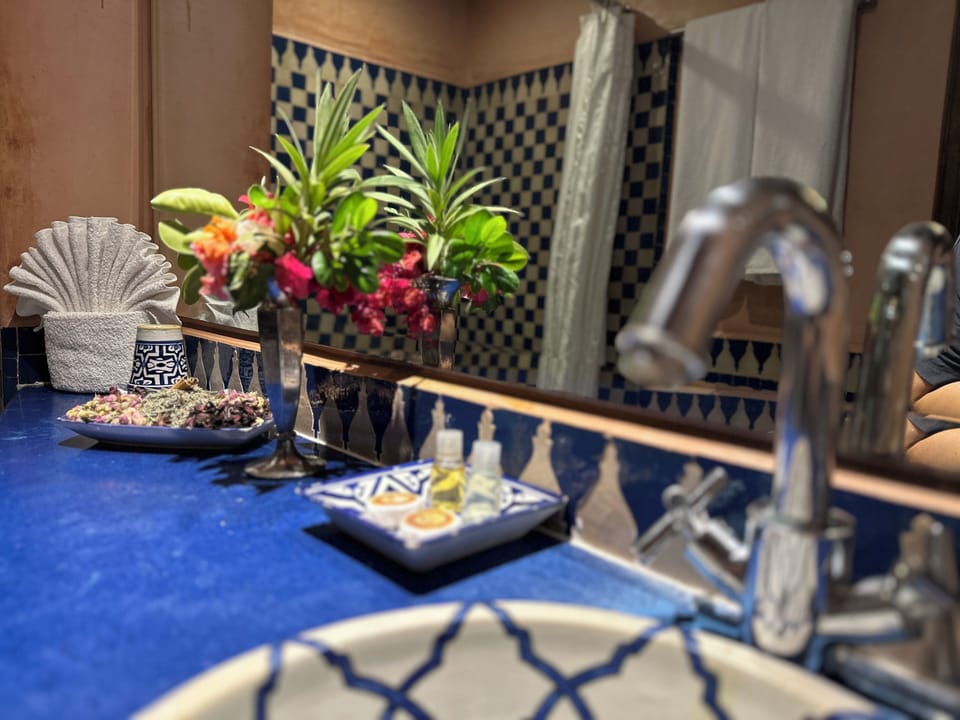 Superior Double or Twin Room, Courtyard View | Bathroom | Shower, rainfall showerhead, hair dryer, towels