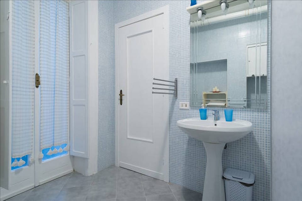 Classic Room | Bathroom | Shower, rainfall showerhead, free toiletries, hair dryer