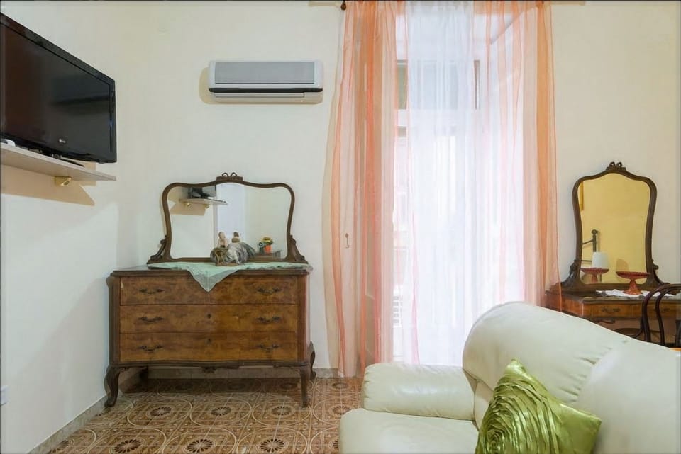 Comfort Room, 1 Queen Bed, City View | In-room safe, individually decorated, iron/ironing board, free WiFi
