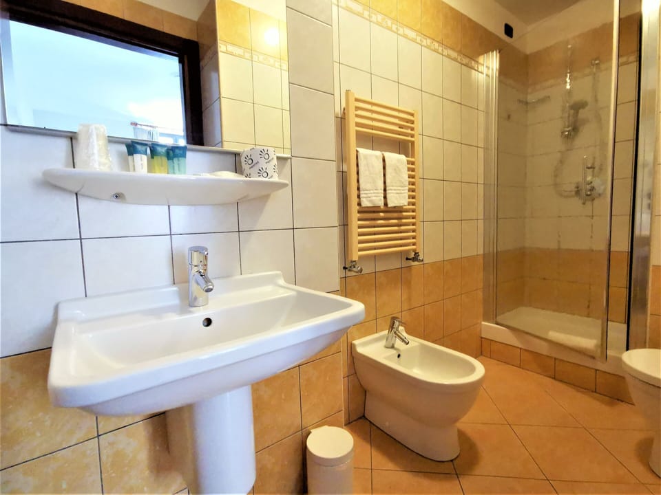 Triple Room | Bathroom | Free toiletries, hair dryer, bidet, towels