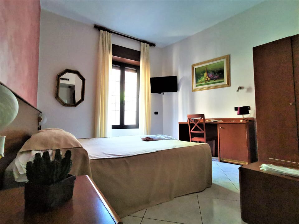 Double Room | Down comforters, minibar, in-room safe, desk