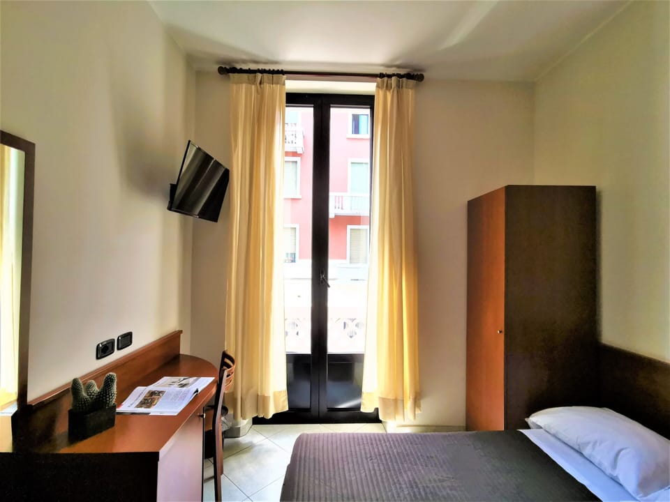 Single Room | Down comforters, minibar, in-room safe, desk
