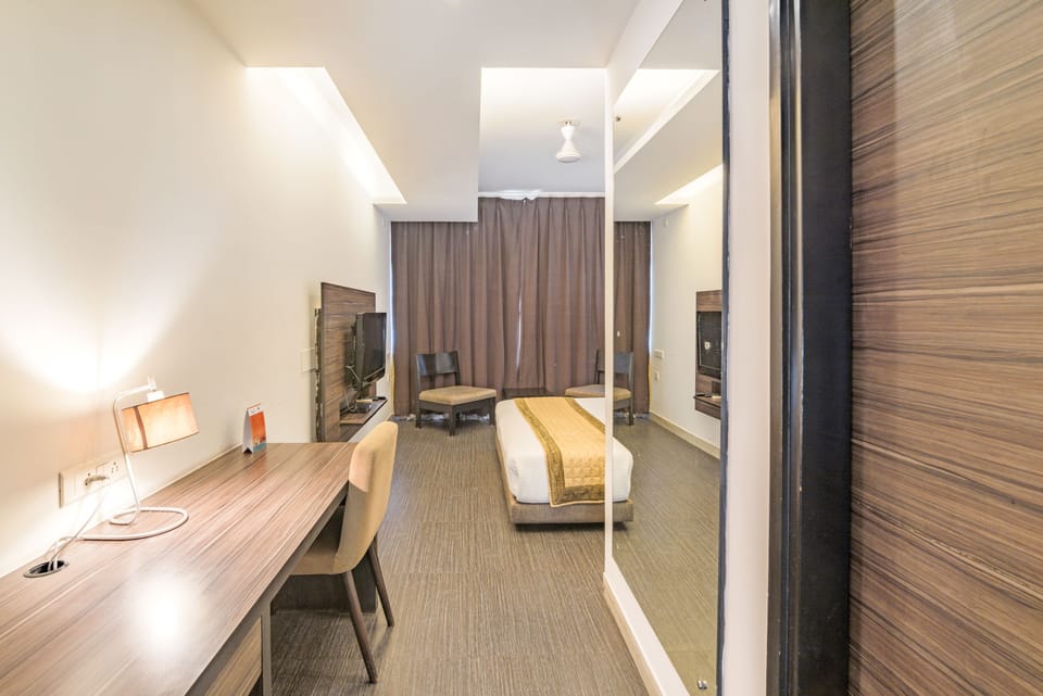 Deluxe Room | Egyptian cotton sheets, premium bedding, memory foam beds, minibar