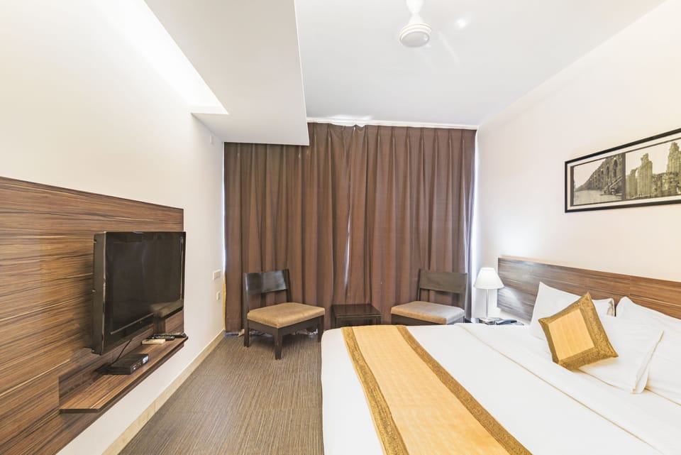 Deluxe Room | Egyptian cotton sheets, premium bedding, memory foam beds, minibar