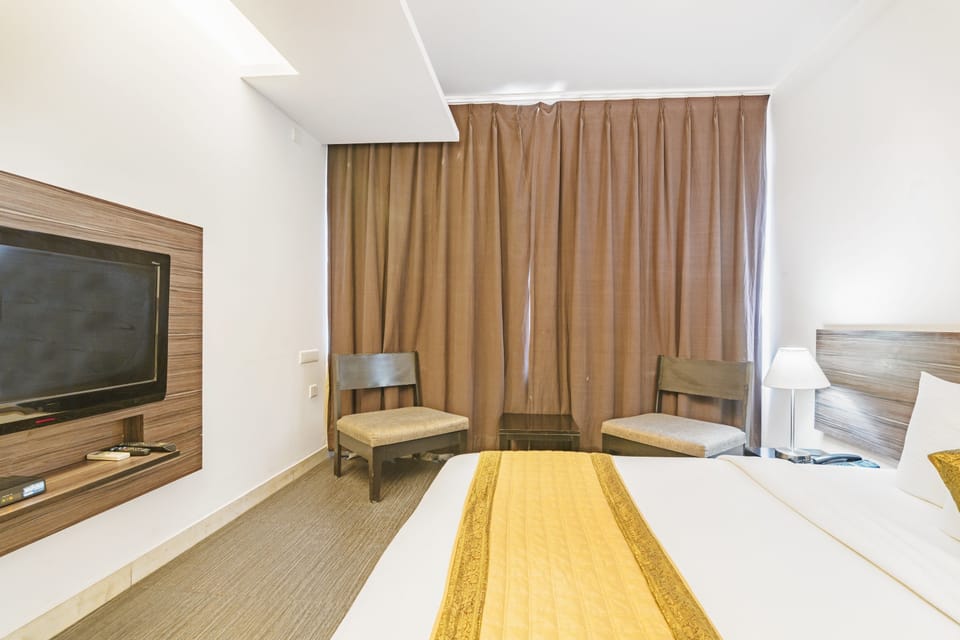 Deluxe Room | Egyptian cotton sheets, premium bedding, memory foam beds, minibar
