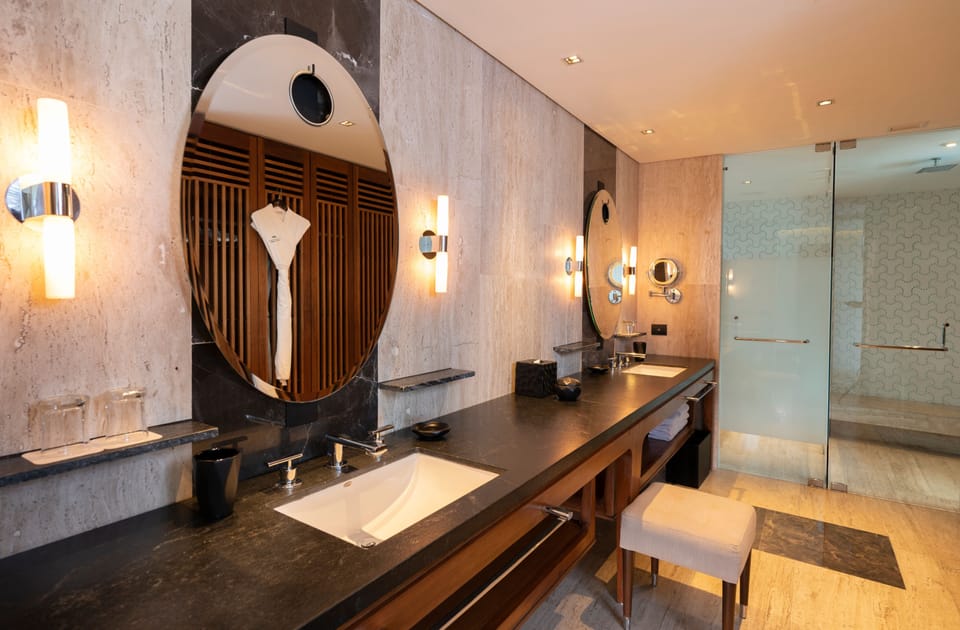 Suite Urban (Downtown House) | Bathroom | Shower, rainfall showerhead, free toiletries, hair dryer