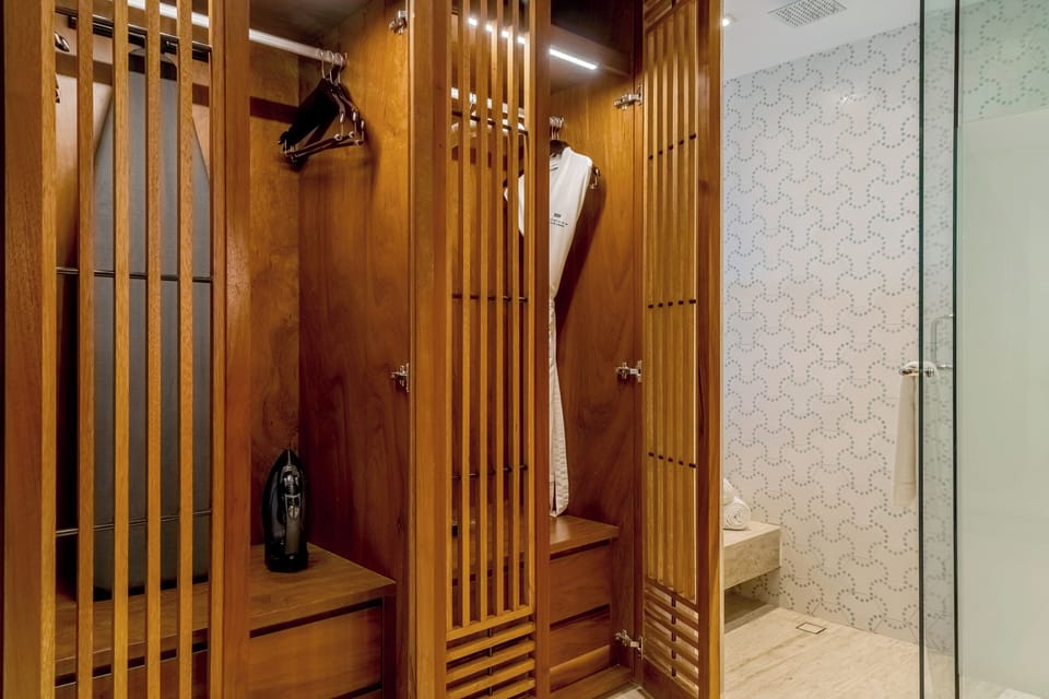Shower, rainfall showerhead, free toiletries, hair dryer