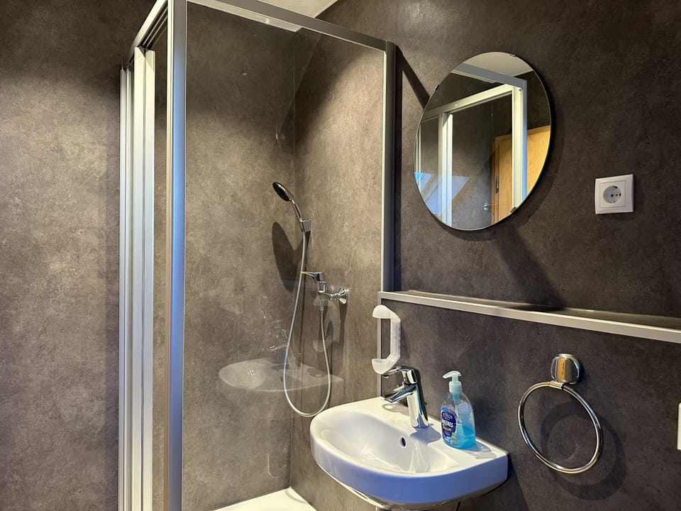 Basic Triple Room | Bathroom