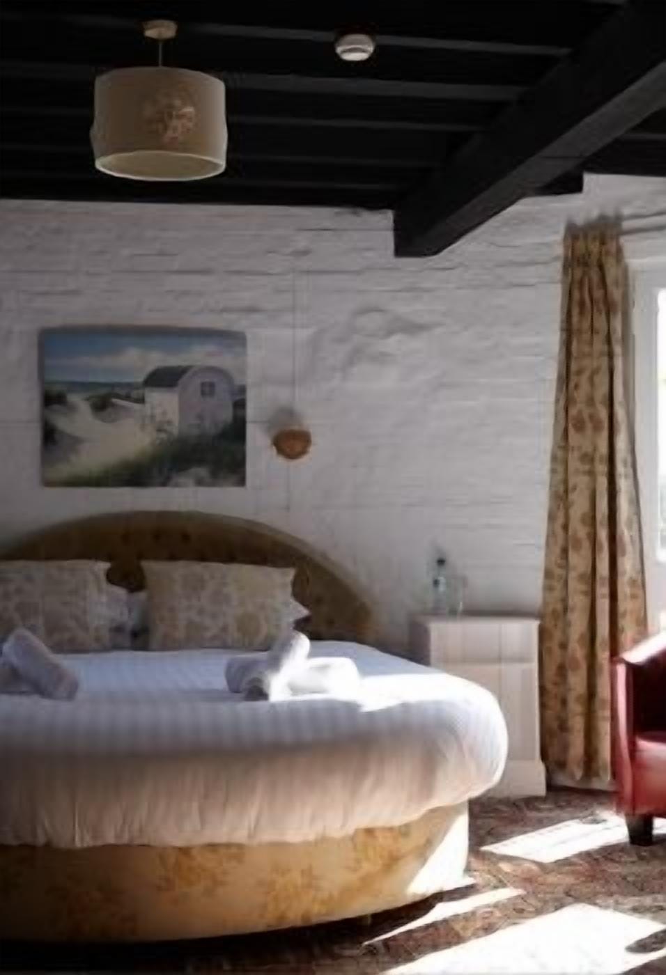 Superior Double Room (Roundel Room, Pets Not Allowed) | Desk, iron/ironing board, free WiFi, bed sheets