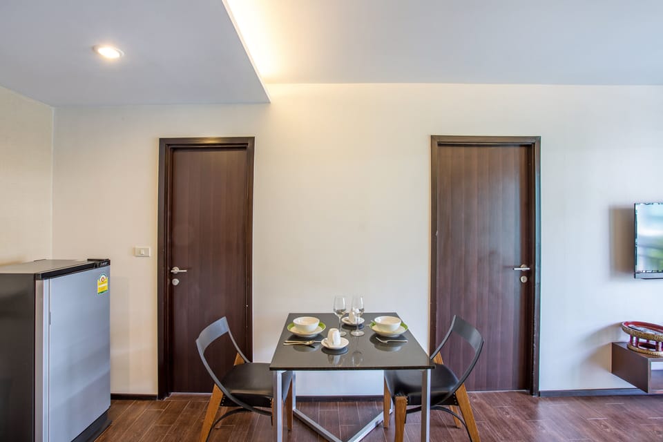Family Condo, 1 Bedroom, Balcony, Pool View | In-room dining