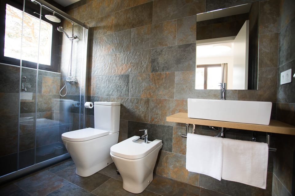 Habitación superior con balcón, dos camas | Bathroom | Shower, rainfall showerhead, free toiletries, hair dryer