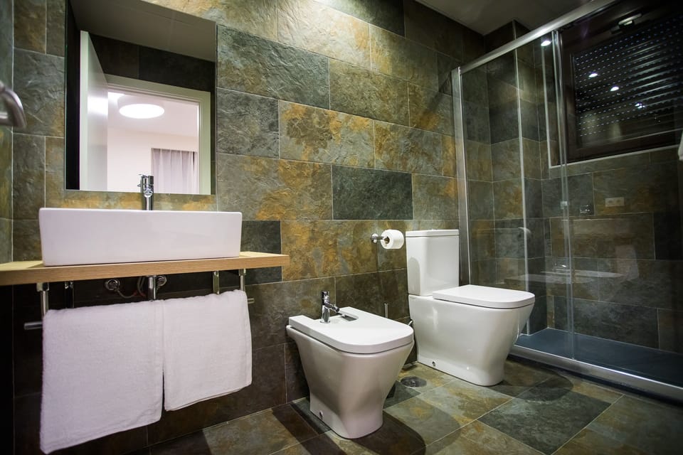 Shower, rainfall showerhead, free toiletries, hair dryer