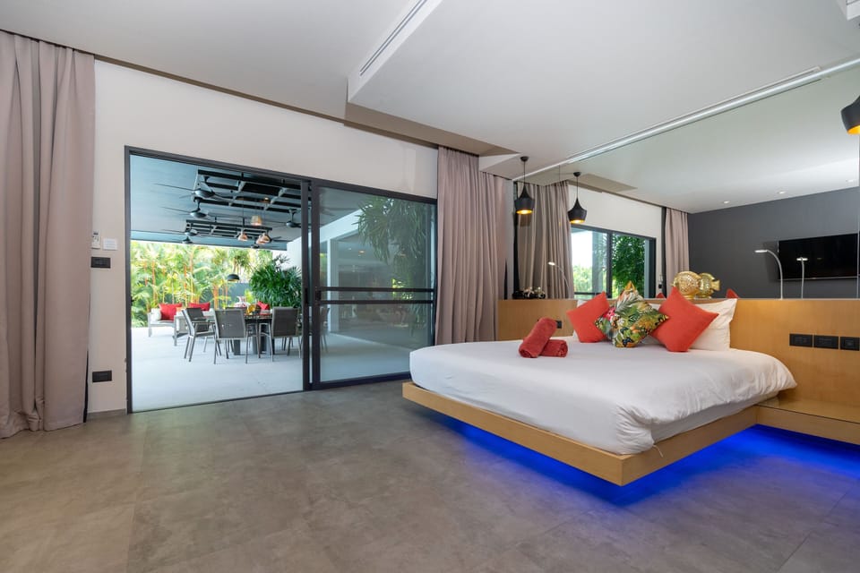 Design Villa, 5 Bedrooms, Pool View | Iron/ironing board, free cribs/infant beds, free WiFi, bed sheets