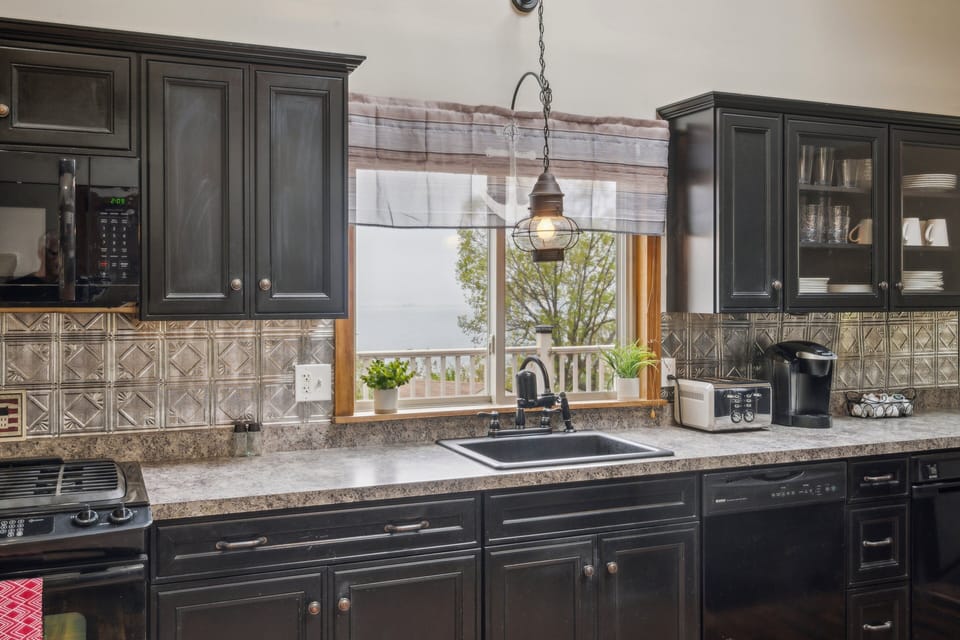 House, 3 Bedrooms | Private kitchen | Coffee/tea maker, fridge, oven, toaster