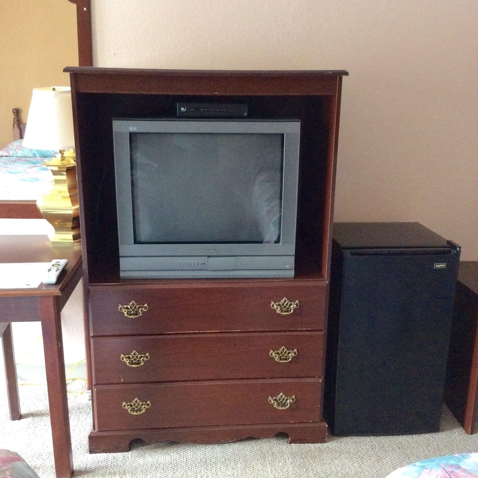 Standard Room, 1 King Bed, Smoking | Mini-refrigerator