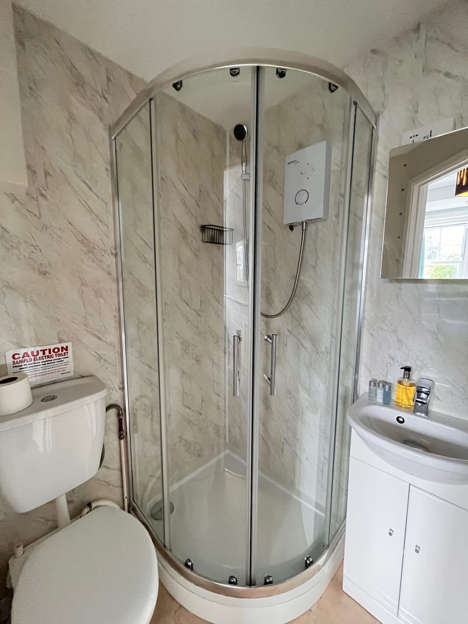 Comfort Double Room, Ensuite | Bathroom | Shower, free toiletries, hair dryer, towels