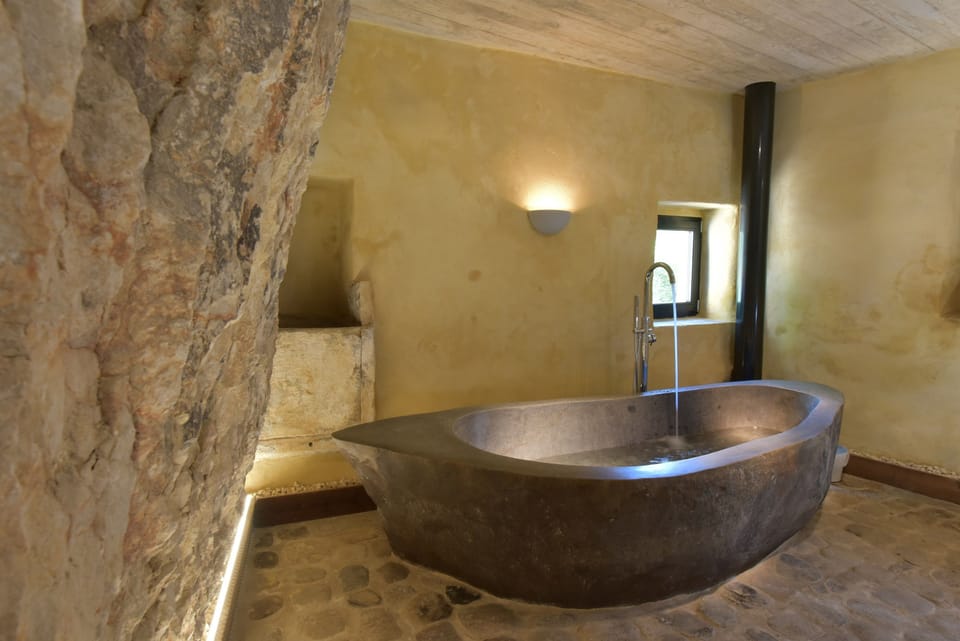Romantic Double Room | Bathroom | Hair dryer, towels, soap, shampoo