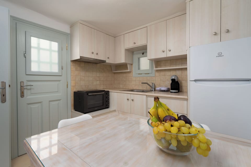 Comfort Apartment | Private kitchen | Fridge, oven, stovetop, cookware/dishes/utensils