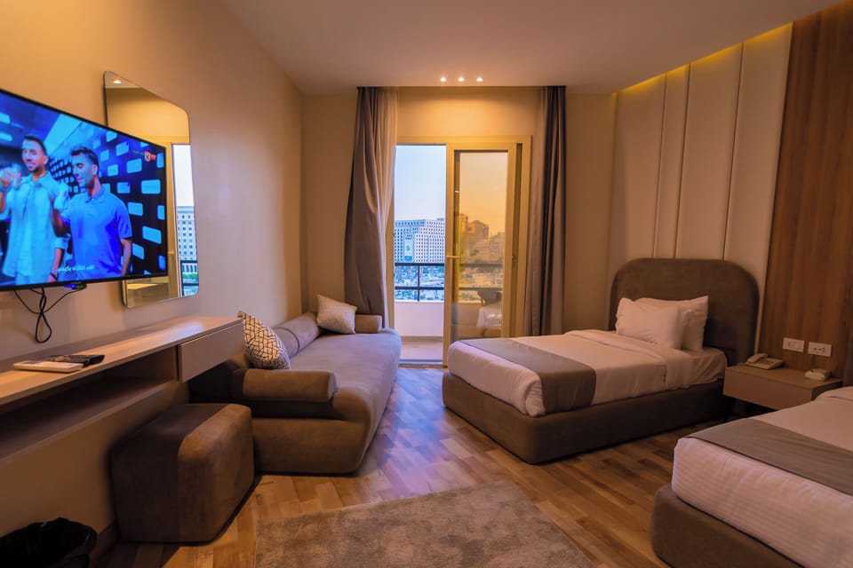 Triple Room with City View | Premium bedding, minibar, in-room safe, desk
