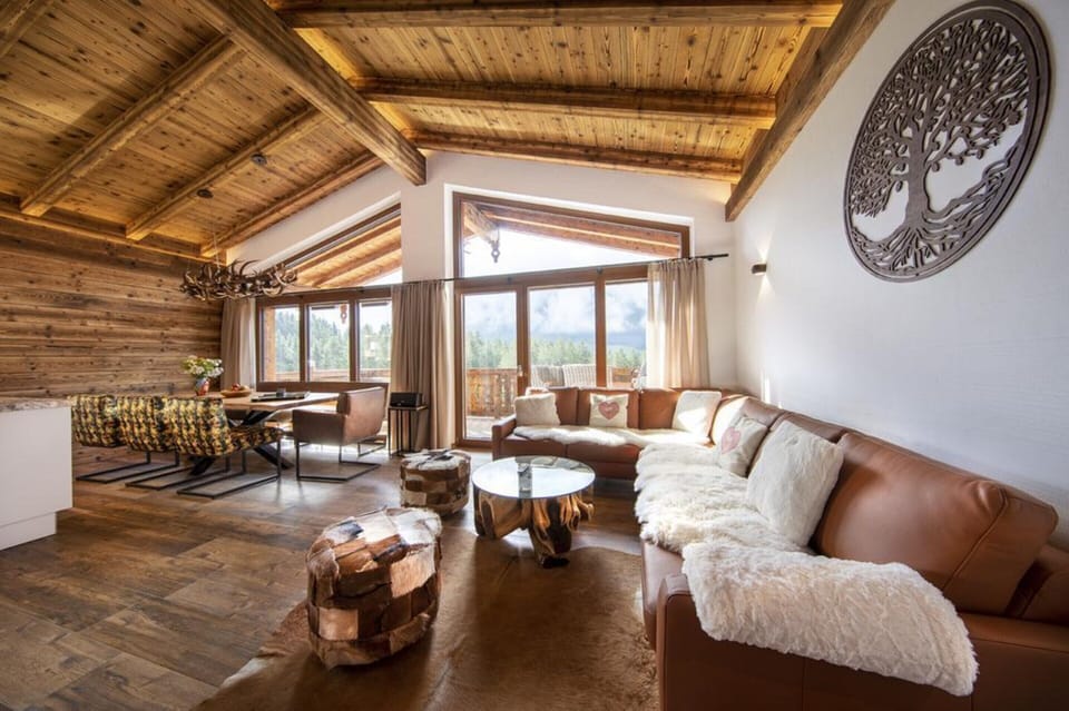 Chalet | Living area | Fireplace