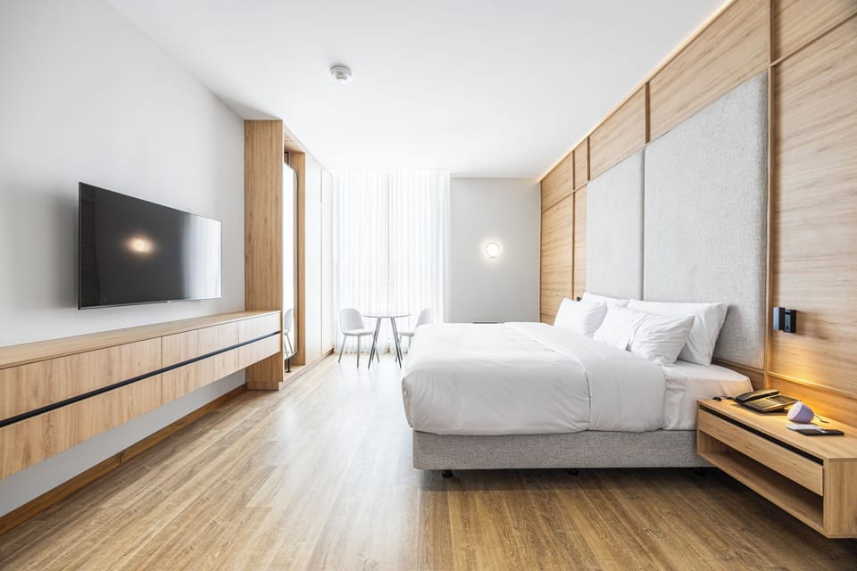 Presidential Suite | Hypo-allergenic bedding available, in-room safe, desk, laptop workspace