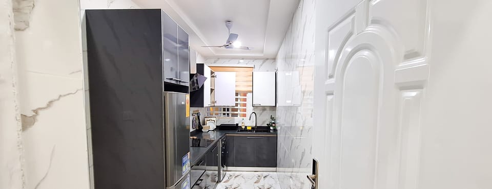 Deluxe Suite, Balcony, City View | Private kitchen | Full-size fridge, microwave, oven, stovetop