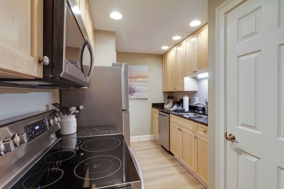 Villa, 1 King Bed, Patio, Garden View (905 Cutter Court) | Private kitchen | Fridge, microwave, oven, stovetop