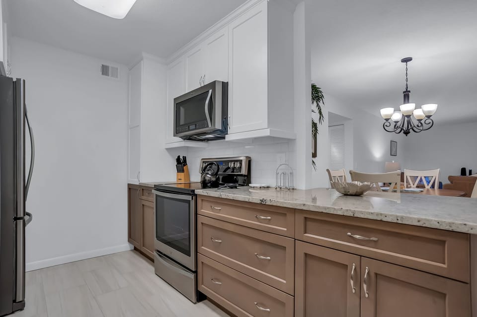 Villa, Multiple Beds, Kitchen (910 Cutter Court) | Private kitchen | Fridge, microwave, oven, stovetop