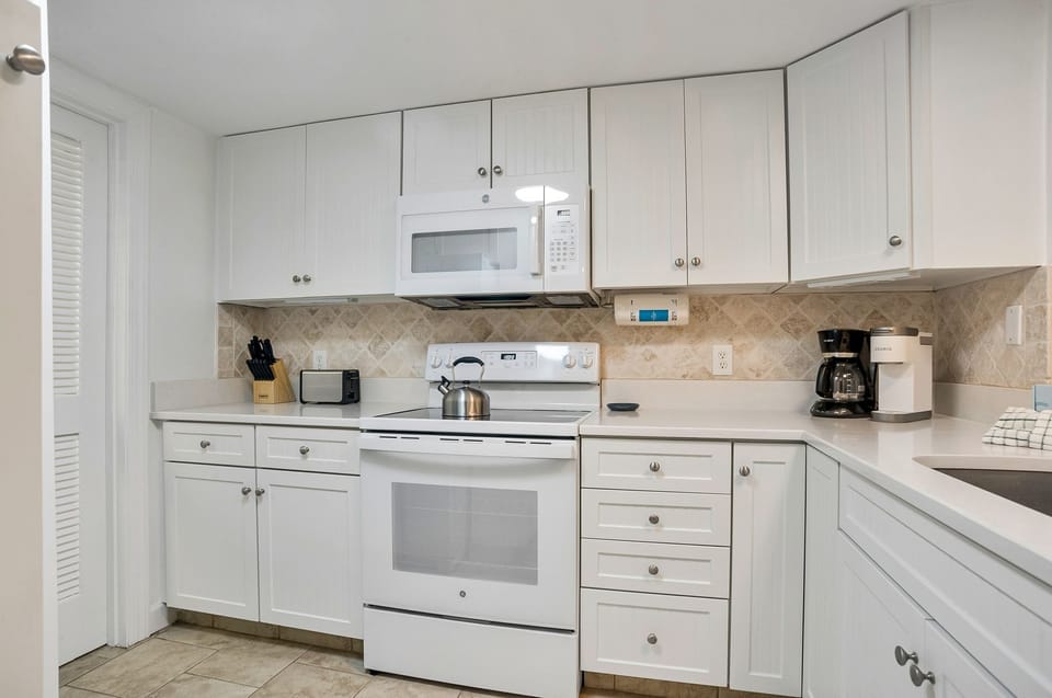 Villa, Multiple Beds, Balcony, Golf View (522 Plantation Club Villas) | Private kitchen | Fridge, microwave, oven, stovetop