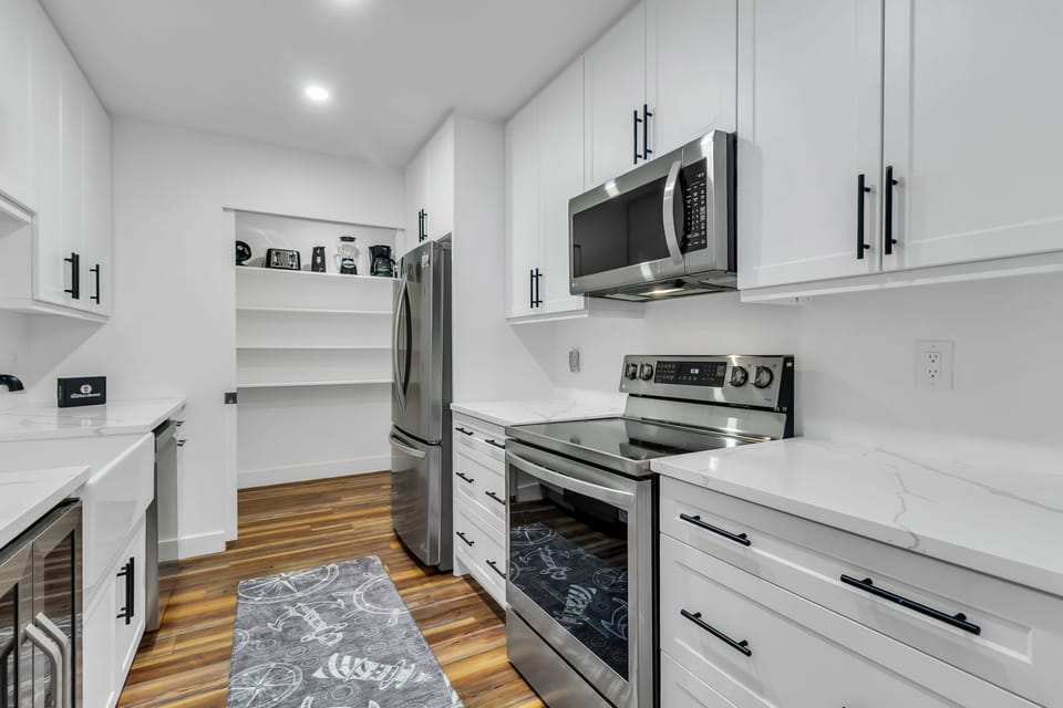 Villa, Multiple Beds, Balcony (1025 Caravel Court) | Private kitchen | Fridge, microwave, oven, stovetop