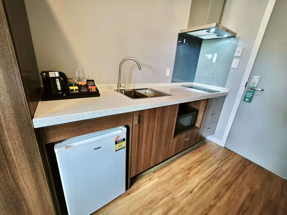 Deluxe Double Room | Private kitchen | Mini-fridge, microwave, stovetop, dishwasher