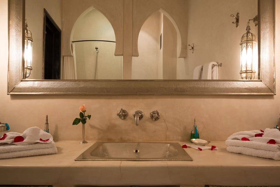 Room, 2 Twin Beds | Bathroom | Free toiletries, hair dryer, bathrobes, towels