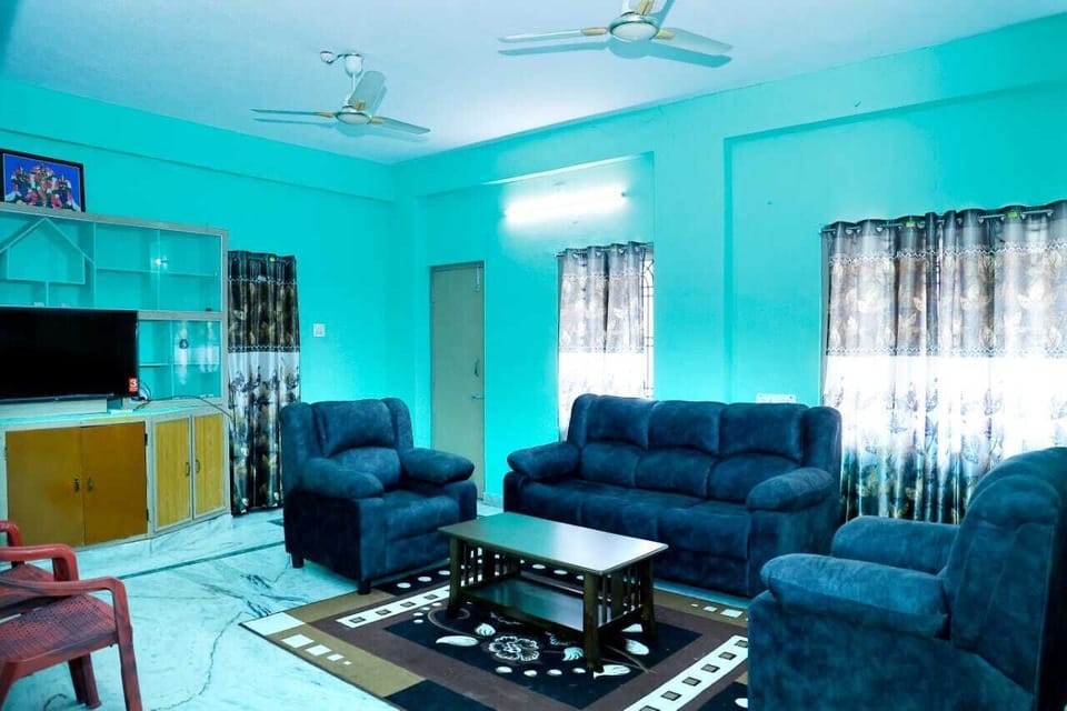 Deluxe Apartment | Living area | Flat-screen TV